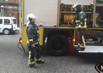 Un incendio en Mieres deja a dos policías y a una mujer heridos