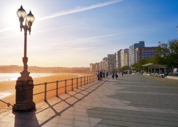 Rescatan a un titiritero que entró vestido a la mar en la playa de San Lorenzo