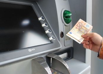 Una gijonesa devuelve cien euros que un jubilado olvidó en un cajero