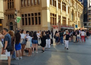 Isabel Allende y Reyes Martínez, reinas de las ventas en la VII Feria del Libro de Gijón