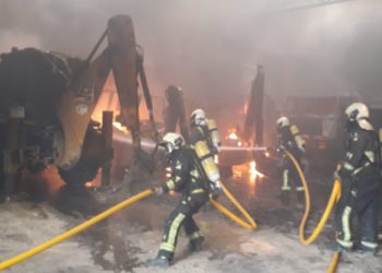 Un incendio en Pola de Siero destruye dos excavadoras y tres camiones