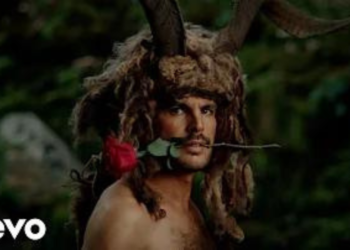 Rodrigo Cuevas se convierte en el Busgosu en su nuevo tema, ‘Casares’