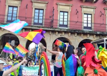 Miles de personas se manifiestan en Gijón por una «sociedad libre de LGBTIAfóbia y discriminación»