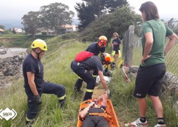 Herido un ciclista al caer desde un desnivel de 8 metros en Colunga