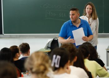 Padres denuncian el «silencio de institutos y profesores» ante el polémico examen de Química de la EBAU