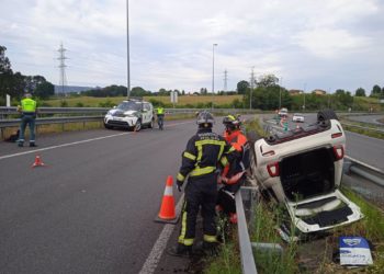 Un herido tras volcar su coche en la autopista minera