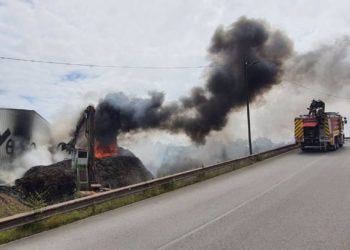 Bomberos de Gijón controlan un incendio en una instalación de reciclaje de Veriña