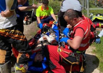 Termina con su muslo perforado por un hierro tras caer de su moto en Ardisana