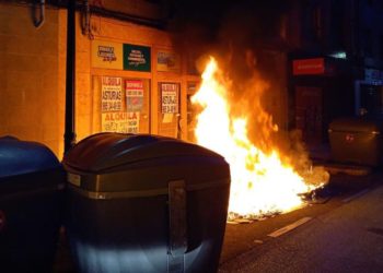 Un incendio devora dos contenedores y daña una fachada en Evaristo Valle