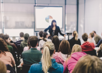 Educación, Enfermería o Medicina: las carreras más solicitadas para trabajar en Asturias