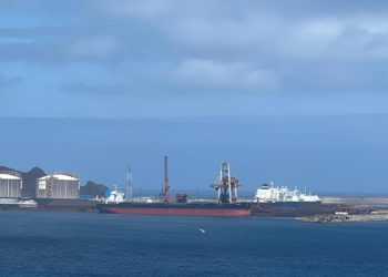 La regasificadora de El Musel recibe el primer barco de gas natural licuado