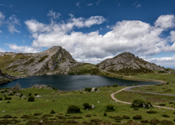 Vuelca uno de los autobuses que cubren la ruta hacia los Lagos de Covadonga