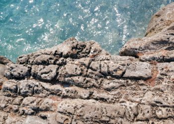 Rescatan a un hombre que se quedó enriscado en un acantilado en Ribadesella