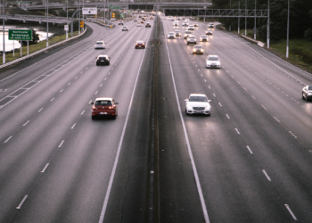 El director de la DGT asume que los peajes llegarán en 2024 mientras el Gobierno lo desmiente