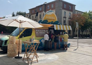 Alimerka ofrece degustaciones de Bonito del Norte en el Paseo del Puerto Deportivo de Gijón