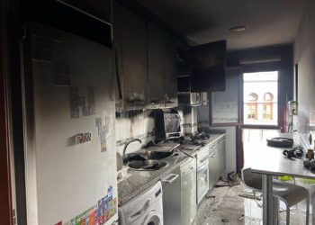 Los bomberos extinguen un incendio originado en una cocina en camino del Rubín