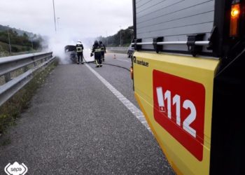 Sofocado un vehículo incendiado en Siero