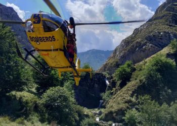 Evacúan por aire a ocho jubilados que se desorientaron en Cangas de Onís