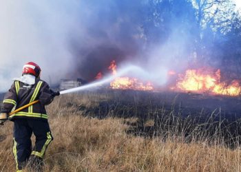 Un incendio devasta varias chabolas y caravanas en Llanera