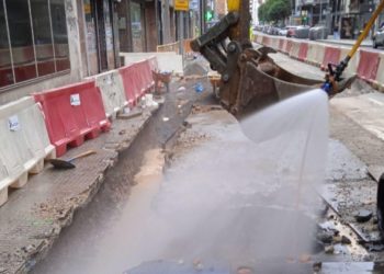 Un escape de gas obliga a los Bomberos de Gijón a intervenir en la avenida Pablo Iglesias