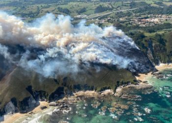 Un incendio pone en riesgo la playa de La Franca, en Rivadedeva