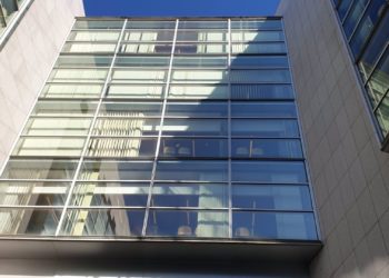 Un matrimonio de Gijón lleva más de dos años esperando a que se inscriba la adopción de su hija