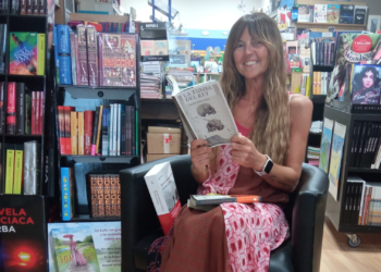 Carlota Suárez, escritora: «Todos los que cortan el bacalao en Gijón dan pie a una novela negra»