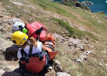 Evacúan por aire a una mujer que se despeñó desde cuarenta metros en Cabrales