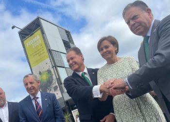 ‘Carbayones’ y ‘playos’ estrechan sus lazos en la Feria