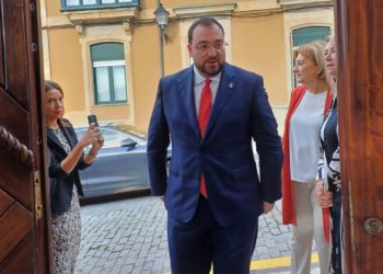 Barbón se compromete a estudiar el uso de buena parte del ‘Solarón’ como parque verde