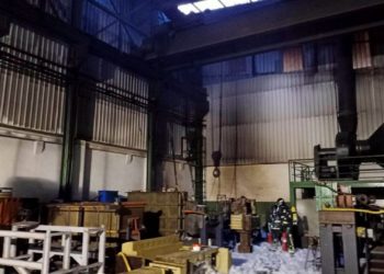 Un incendio calcina parte de un taller en el polígono de Puente Nora, en Lugones