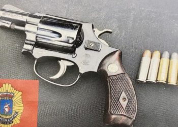 Encañonan en la frente con un revólver al cliente de un bar en Gijón