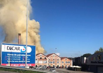 Bomberos de hasta cinco concejos tratan de extinguir un incendio industrial en Siero