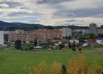 El Ayuntamiento contempla ampliar la zona de juegos en Nuevo Roces con el cambio del parque de Los Locos