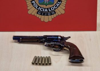 Irrumpe en el Hospital de Cabueñes y amenaza a los sanitarios con un revólver simulado