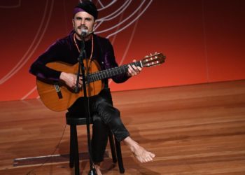 Rodrigo Cuevas presenta  ‘Manual de romería’ y celebra la llegada de la cooficialidad al Congreso