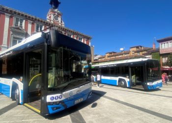 Mieres estrena los dos primeros autobuses híbridos de EMUTSA