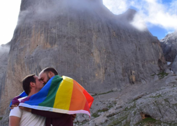 Faciendo Camín convoca una besada «frente al odio» este domingo en Cangas de Onís