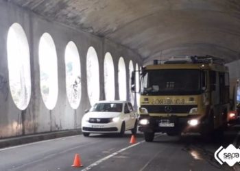 Un accidente múltiple deja un motorista fallecido y otro herido en Cabrales