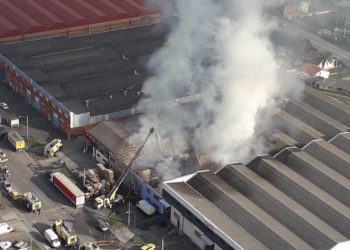 El incendio del Polígono de Asipo deja cinco naves afectadas