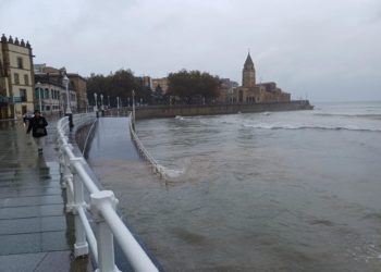 El temporal azota Gijón: caídas de ramas y cascotes, principales incidencias