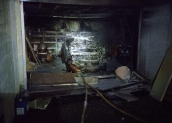 Un incendio destruye un coche en el interior de un garaje del Camín de la Ería