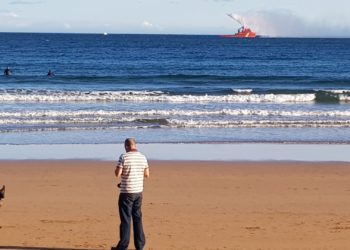 El ‘Alonso de Chaves’ prueba sus cañones contraincendios frente al Muro