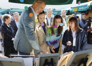 El desparpajo de Leonor conquista Arroes: «¡A ver si aprendo ya a escanciar!»