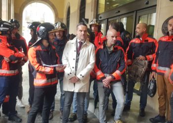 El Ayuntamiento, desconcertado ante el júbilo de los bomberos: «Nos sorprende su actitud»