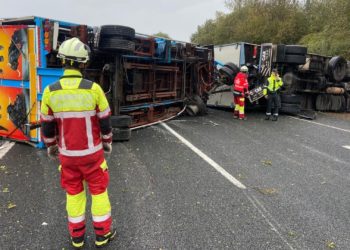 El vuelco de un camión con atracciones de feria obliga a cortar la A8 entre Asturias y Cantabria