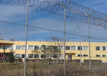 El acusado de apuñalar a su pareja en Ciudad Naranco entra en prisión a la espera de juicio