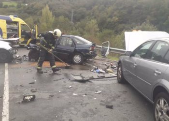 Muere una mujer en un accidente entre tres turismos en Blimea