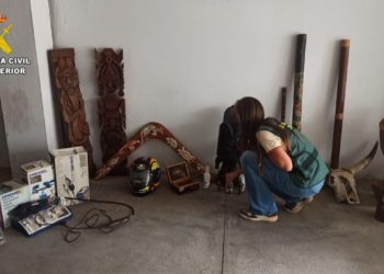 Tótems ‘tiki’, ‘palos de agua’, un casco de Valentino Rossi… El botín de un robo en Villaviciosa