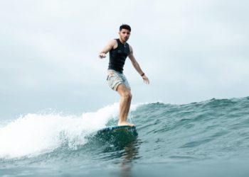 Nicolás García, promesa del ‘longboard’: «Surfear con mi gente, en Gijón o en Salinas, es de lo mejor que hay»